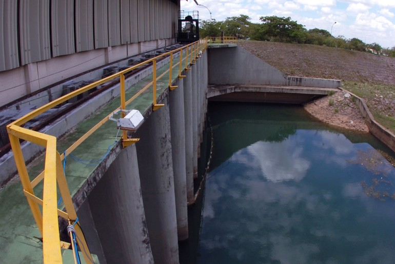 Vazamento em adutora interrompe abastecimento de água na grande Aracaju