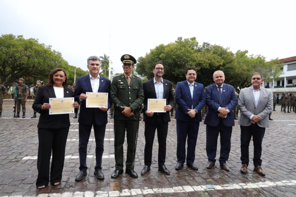 Deputados são homenageados em solenidade alusiva ao Dia do Soldado
