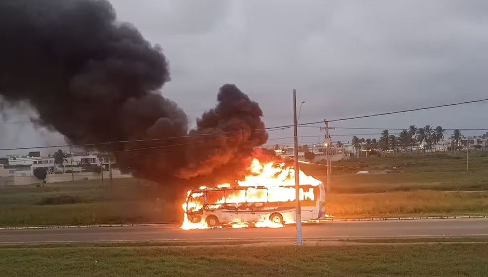 Ônibus escolar pega fogo na Barra dos Coqueiros