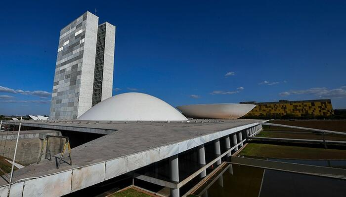 Congresso retoma atividades com foco em orçamento, reforma e pressão política