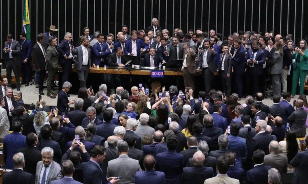 Após ocupação de Plenário, Hugo Motta abre sessão e pede respeito