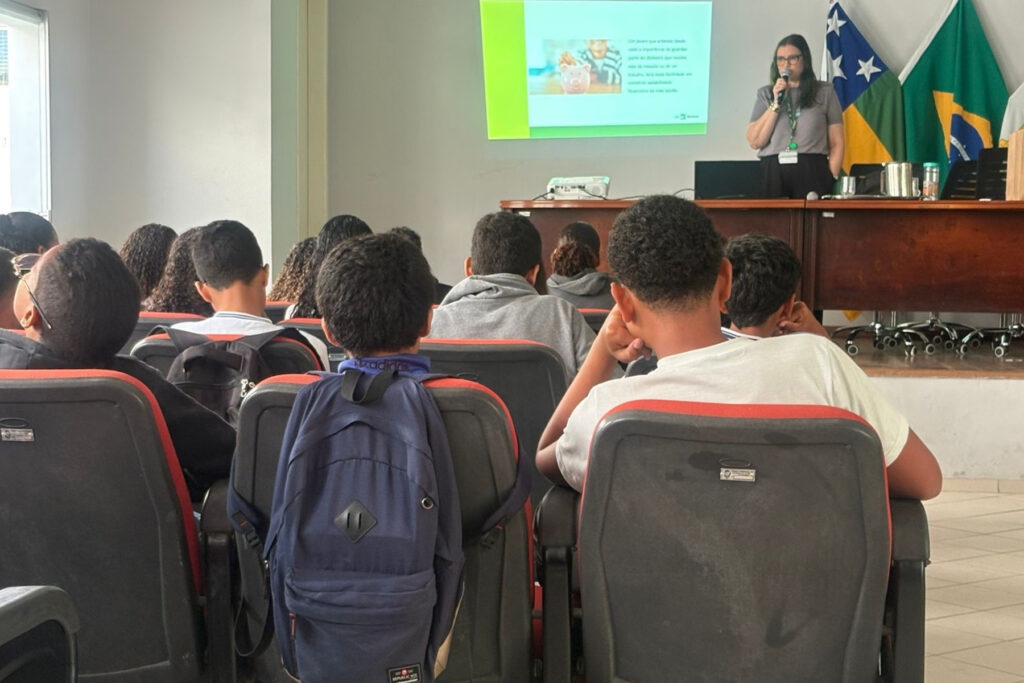 Embaixadora da Educação Financeira do Banese palestra para estudantes de Rosário do Catete