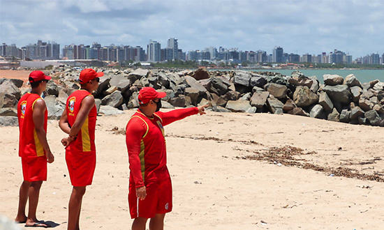 Bombeiros reforçam alerta sobre perigo de banho na área das pedras, na Coroa do Meio