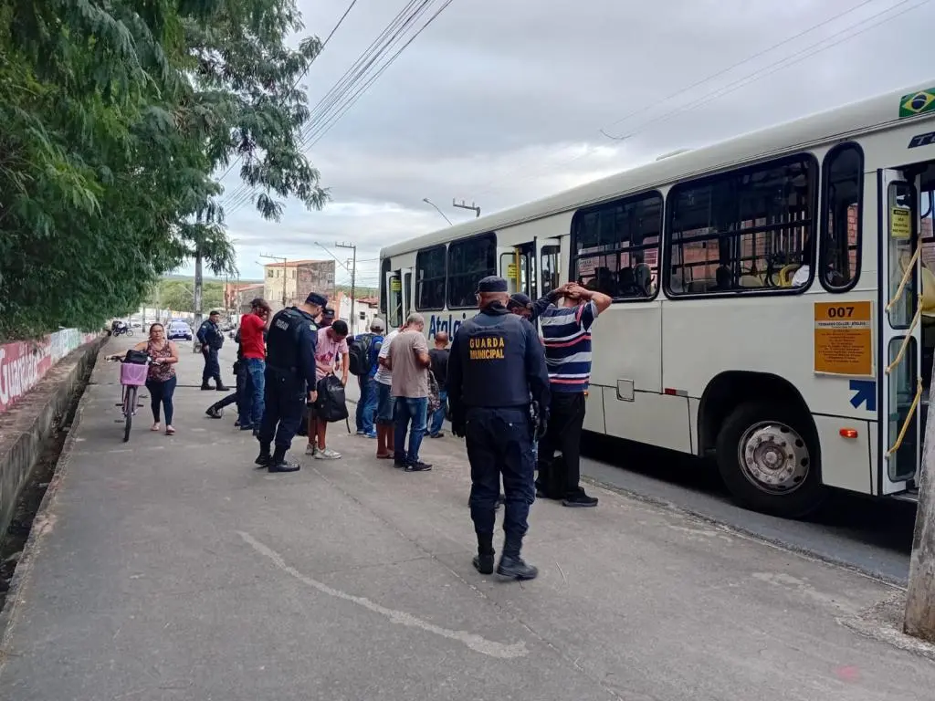 Operação Linha Segura apreende 51 armas brancas e 41 unidades de drogas em terminais de Aracaju