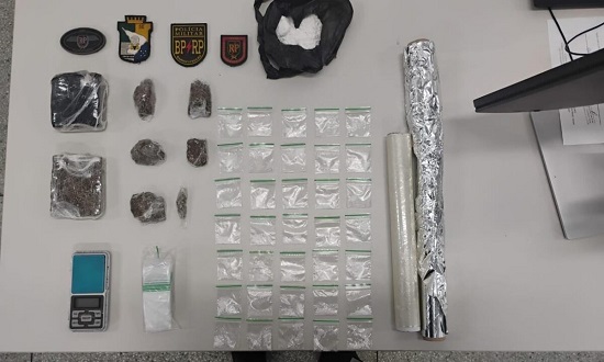Mulher é presa e drogas são apreendidas durante patrulha da PM em Nossa Senhora do Socorro