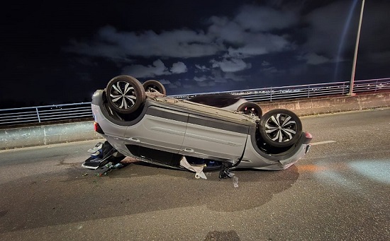Carro capota após colisão traseira na ponte que liga Aracaju a Barra dos Coqueiros