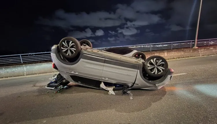 Carro capota após batida traseira na ponte que liga Aracaju a Barra dos Coqueiros