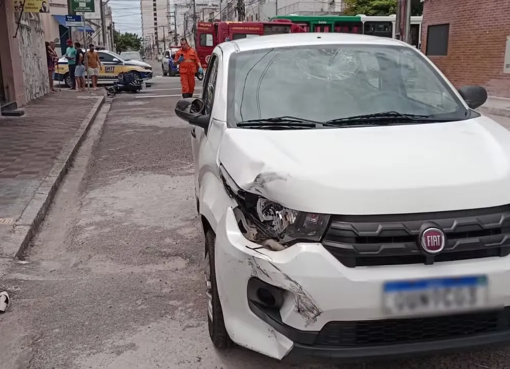 Motociclista de aplicativo fica ferido após colisão com carro no centro de Aracaju