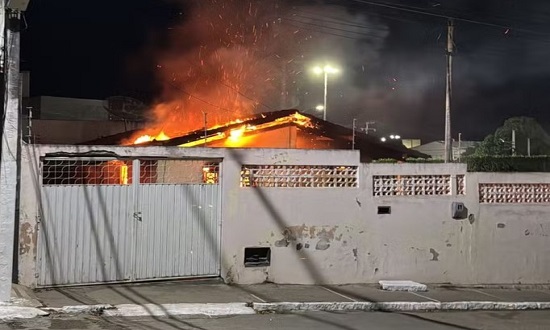 Incêndio destrói residência em Canindé de São Francisco; ninguém fica ferido