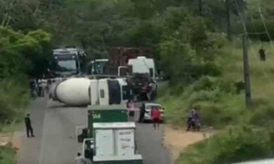 Caminhão-tanque tomba e bloqueia rodovia SE-270 após se soltar de guincho
