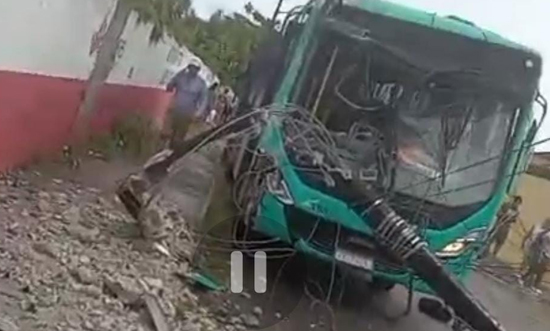 Ônibus bate em poste e interrompe energia para 60 imóveis no bairro Aruana, em Aracaju