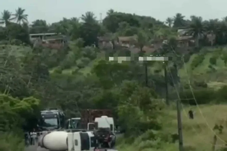 Caminhão-tanque tomba ao se soltar de guincho e bloqueia SE-270 em Salgado
