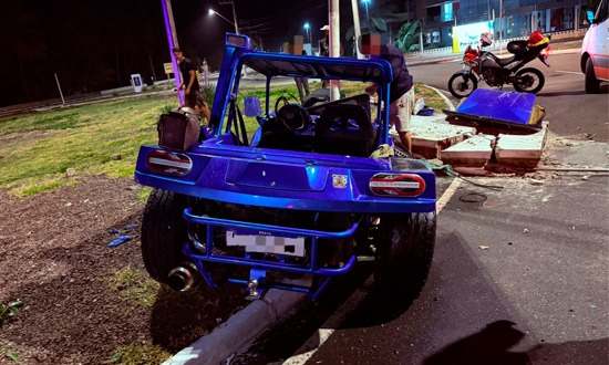 Colisão de buggy com poste fere duas pessoas na SE-100, em Aracaju