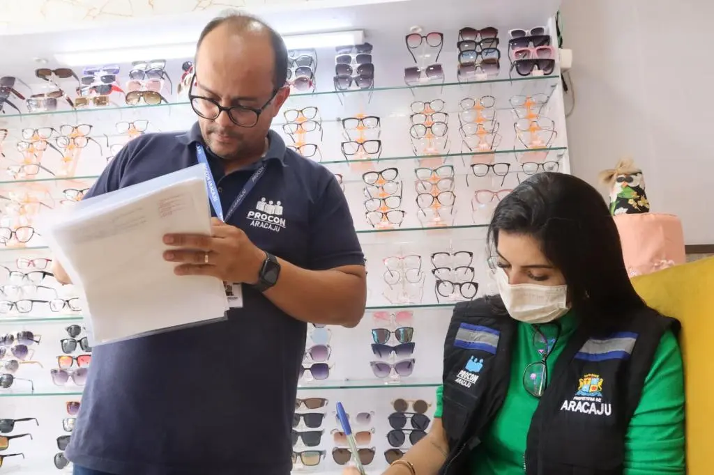 Procon Aracaju integra operação Ocularium para fiscalizar óticas no centro da capital