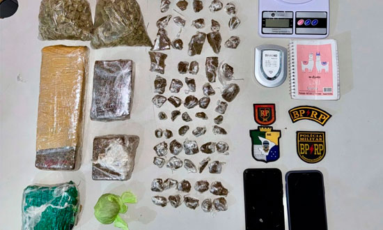 Mulher é presa por tráfico de drogas no Bairro Olaria, em Aracaju