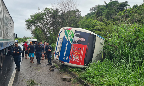 Micro-ônibus tomba na BR-101 em Rosário do Catete e deixa cinco pessoas feridas