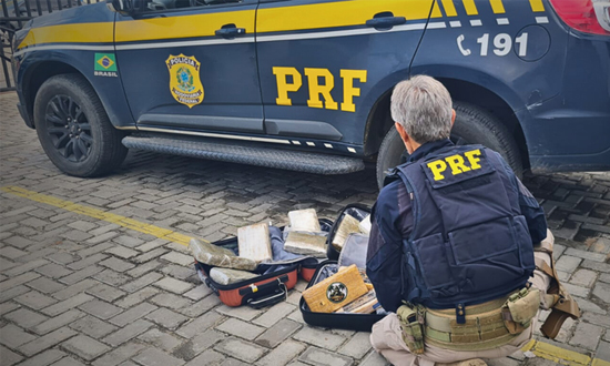 Adolescente é apreendida na BR-101 com 14,7 kg de maconha e 2 kg de crack