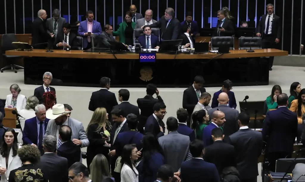 Câmara aprova em primeiro turno PEC que dificulta abertura de ação penal contra parlamentares