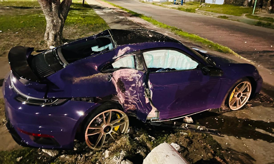 Condutor fica ferido após bater Porsche 911 em poste no bairro Santa Maria