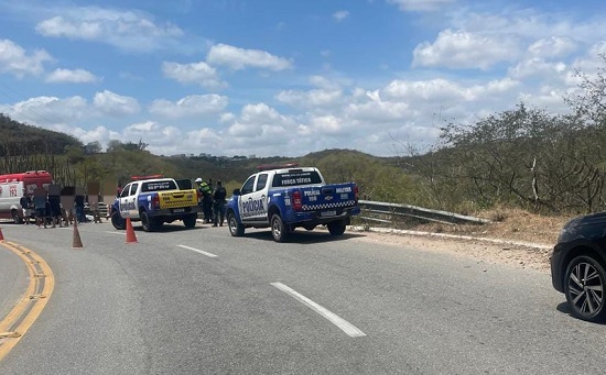 Motorista morre após carro despencar em ribanceira na SE-230, em Canindé de São Francisco