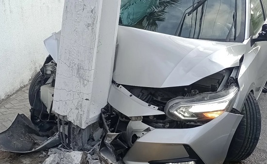 Motorista perde controle e bate em poste na Farolândia
