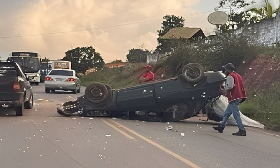 Homem fica ferido e preso às ferragens após capotamento na SE-464, em São Cristóvão
