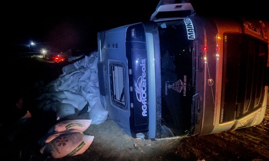 Caminhão bitrem tomba em Lagarto e motorista é levado ao hospital