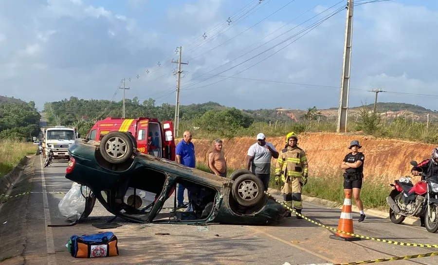 Bombeiros retiram motorista preso às ferragens após capotamento em São Cristóvão