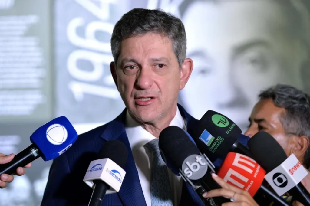 Rogério Carvalho comemora decisão da CCJ que arquiva PEC 3/2021