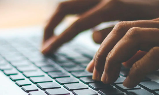 Justiça do Trabalho mantém justa causa por ofensas e ameaças a patrão em rede social