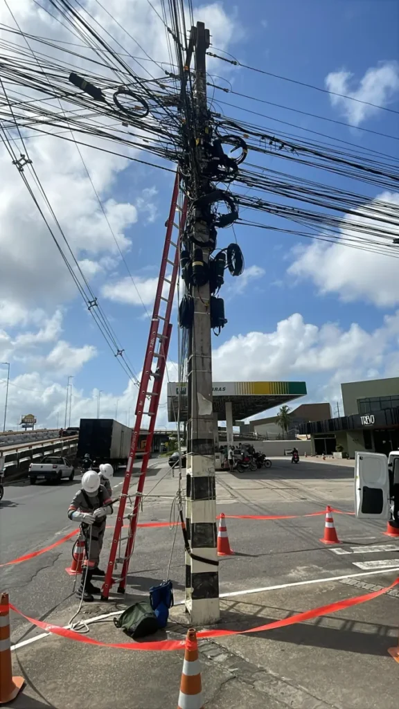 Energisa retira 12 toneladas de cabos de telecom irregulares na avenida Tancredo Neves