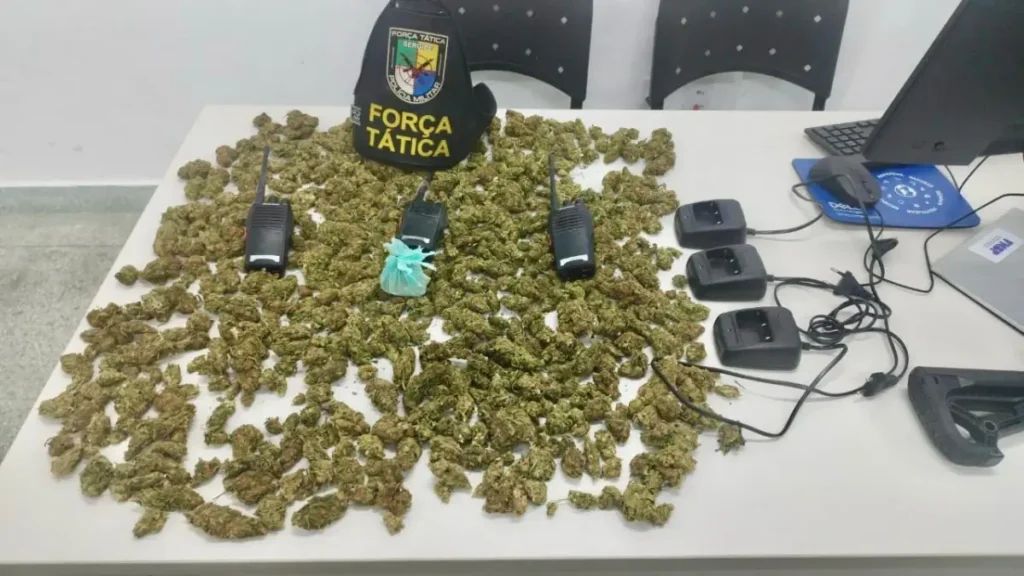 Polícia Militar apreende drogas e rádios depois de perseguição no bairro Bugio, em Aracaju