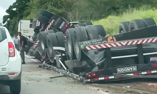 Carreta com três semirreboques tomba na BR-235 em Laranjeiras e deixa motorista levemente ferido