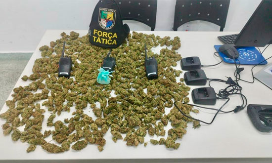 Polícia Militar apreende drogas e rádios após perseguição no bairro Bugio, em Aracaju