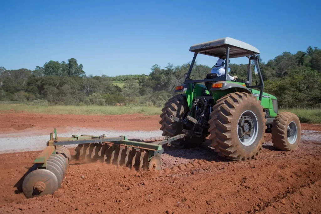 Energisa orienta produtores rurais sobre perigo de máquinas agrícolas próximas à rede elétrica
