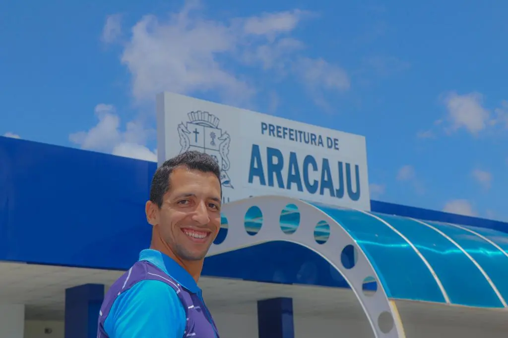 Marroquino supera situação de rua em Aracaju e conquista emprego na Prefeitura