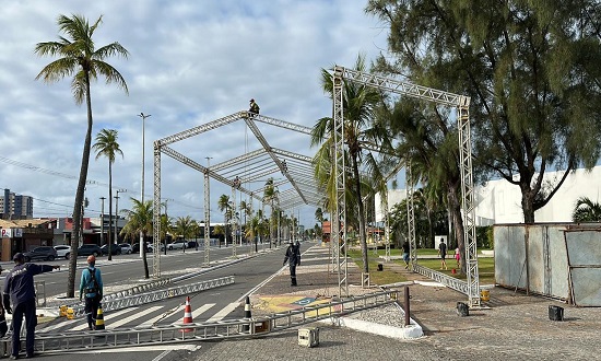 Estrutura do Pré-Caju 2025 começa a ser erguida na Orla de Atalaia
