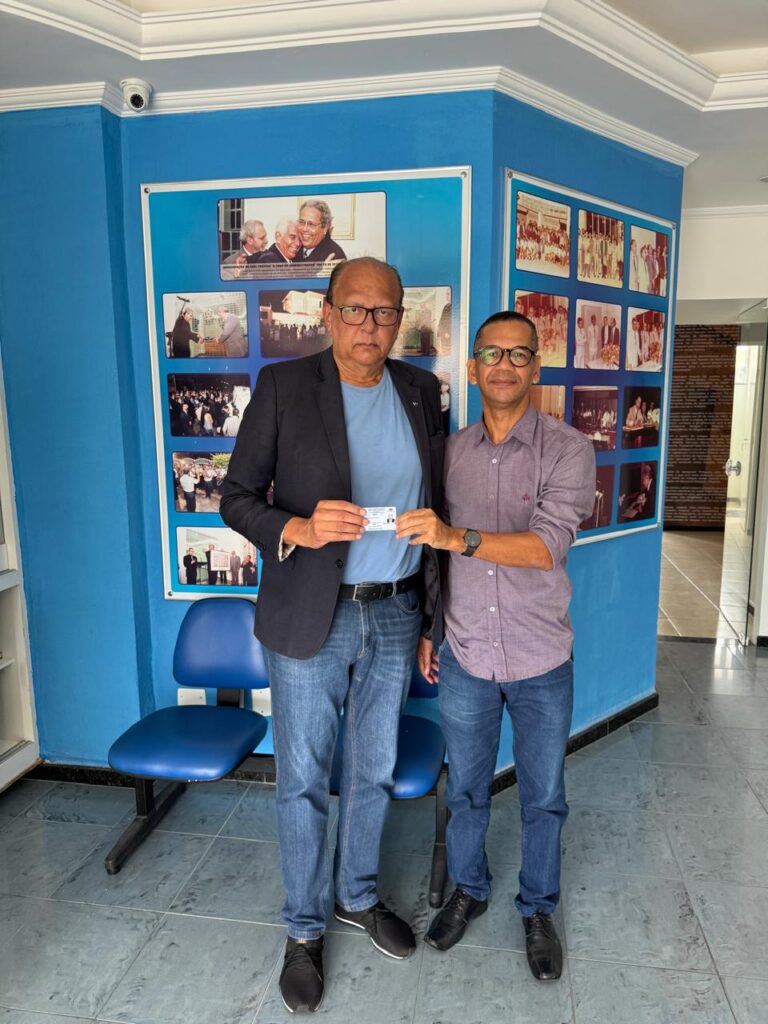 Presidente do CRA-SE entrega Carteira de Registro Profissional ao presidente do Conselho Regional de Economia