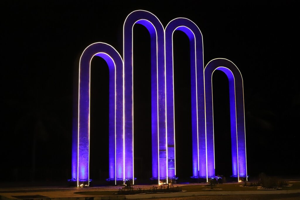 Azul-safira ilumina prédios históricos de Aracaju em homenagem ao Dia do Administrador