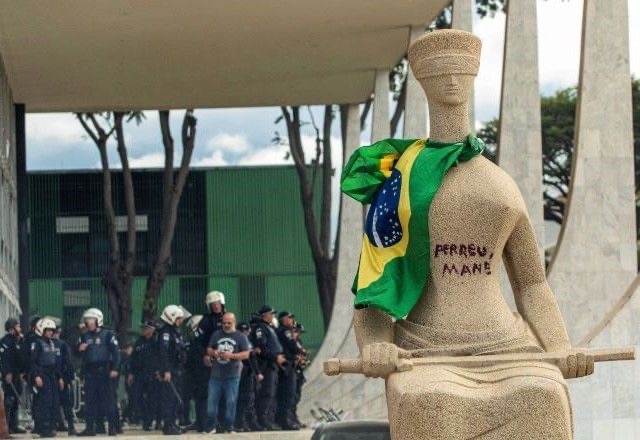 Cabeleireira que pichou estátua da justiça cumprirá pena em prisão domiciliar