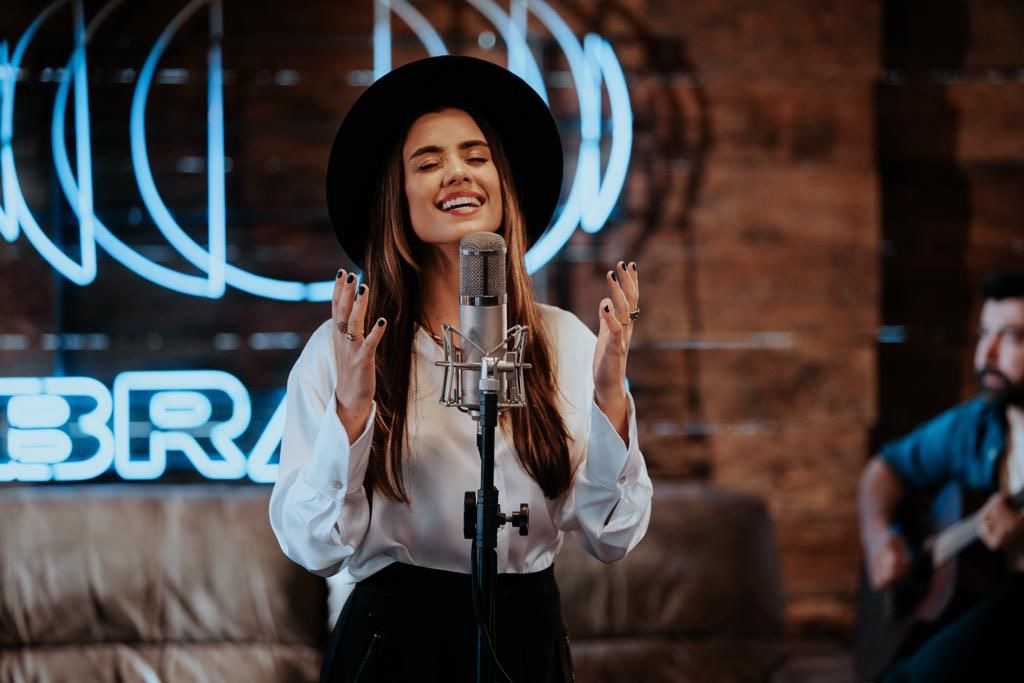 Cantora Isadora Pompeu promete emocionar público no “Riachuelo Fé” neste sábado