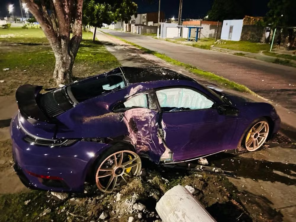 Carro de quase R$ 2 milhões bate em poste em Aracaju