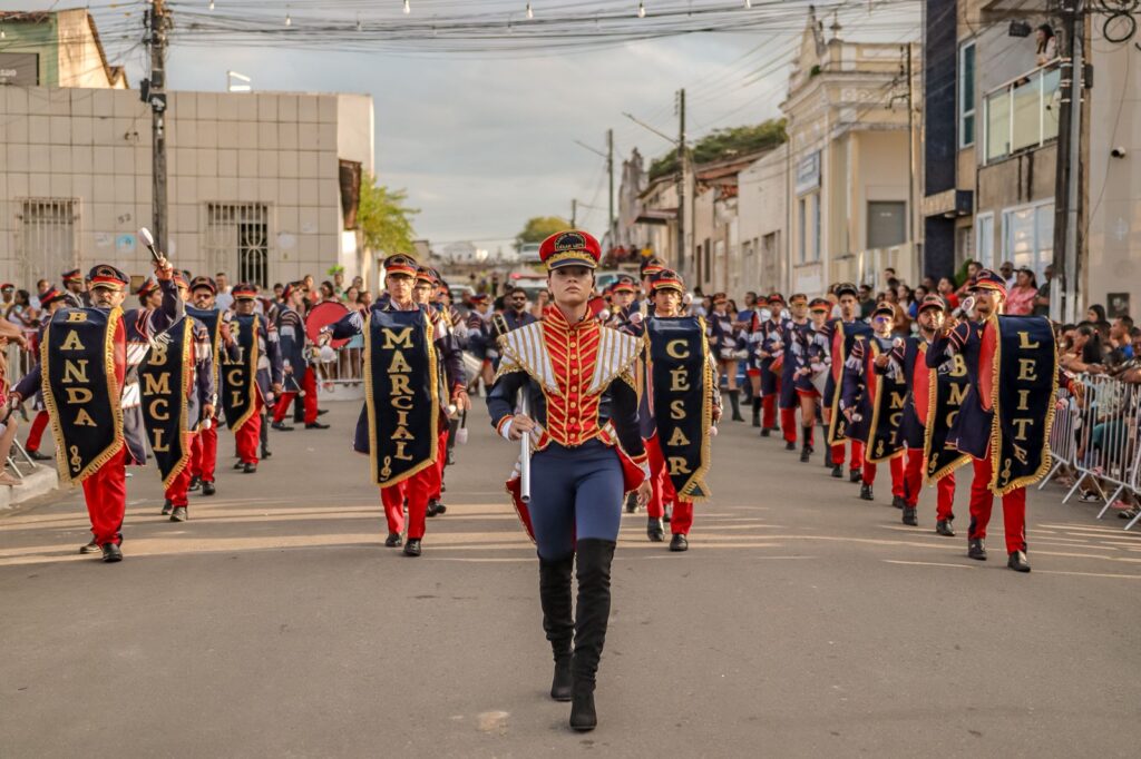 Riachuelo celebra Desfile Cívico com mais de 1.800 alunos nas ruas da cidade