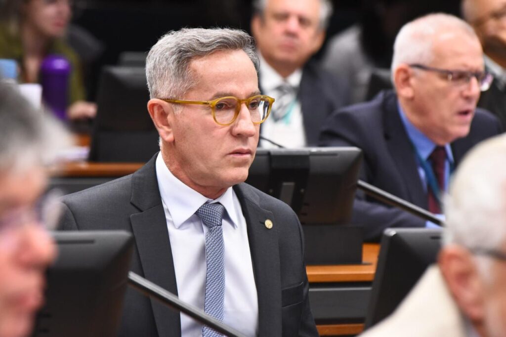 PL de Nitinho que torna escola ambiente livre de estupradores tem parecer aprovado na Comissão de Educação