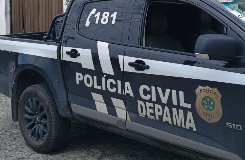 Homem é indiciado por maus-tratos após deixar cadela presa em carro