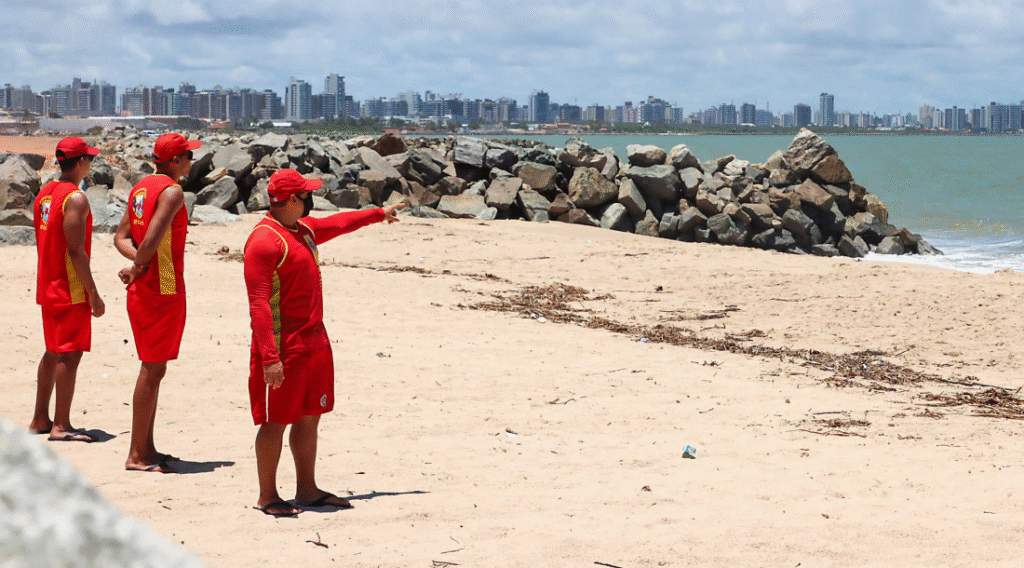 Corpo de Bombeiros alerta para riscos de banho na área das pedras na Coroa do Meio