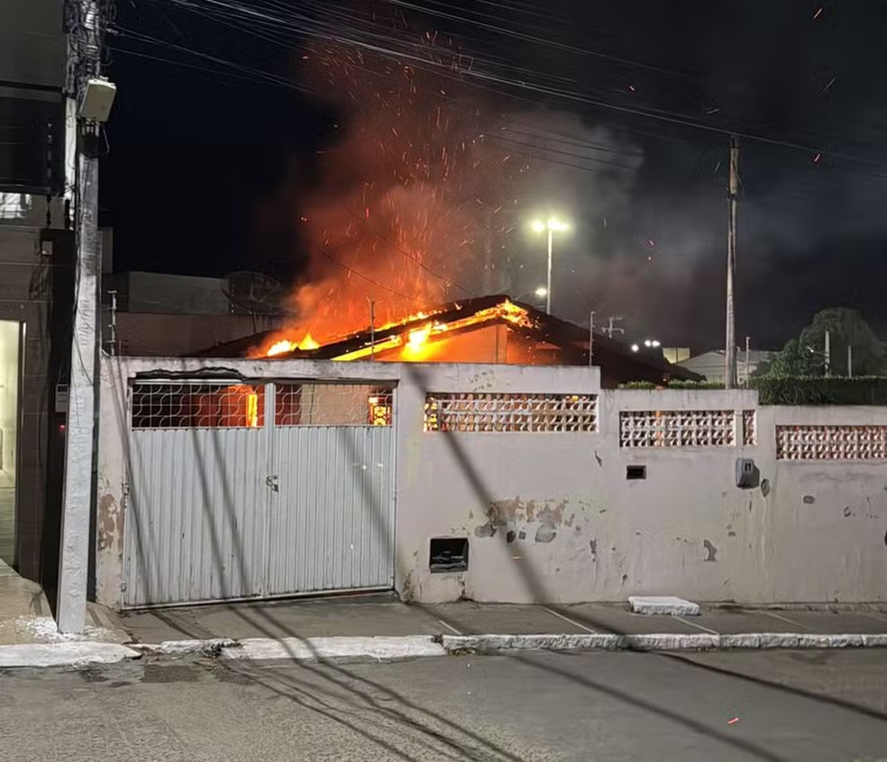 Incêndio destrói casa em Canindé de São Francisco