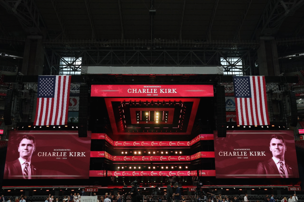 Milhares lotam estádio nos EUA em despedida a Charlie Kirk