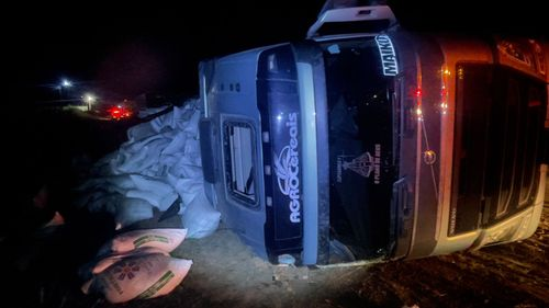 Caminhão bitrem tomba e bloqueia parcialmente rodovia SE-170
