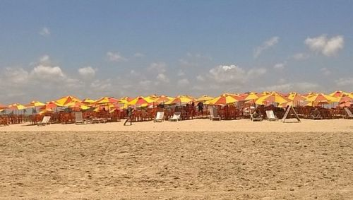 Comida na areia e barraca irregular: problemas na Orla de Atalaia viram alvo de fiscalização